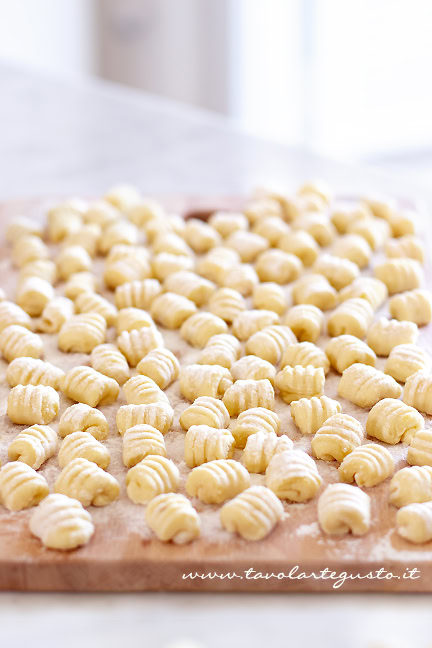 formare gli gnocchi alla sorrentina