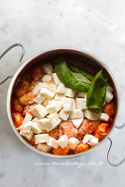 mantecare gli gnocchi alla sorrentina