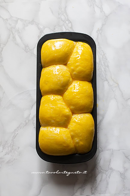 pennellare la superficie del Pan Brioche
