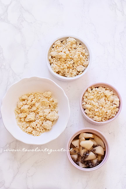 preparare il crumble pere e cioccolato